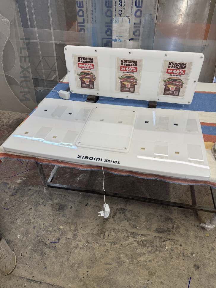 Подиум для телефона из оргстекла