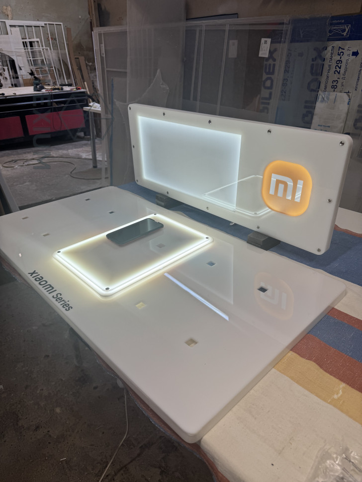 Подиум для телефона из оргстекла